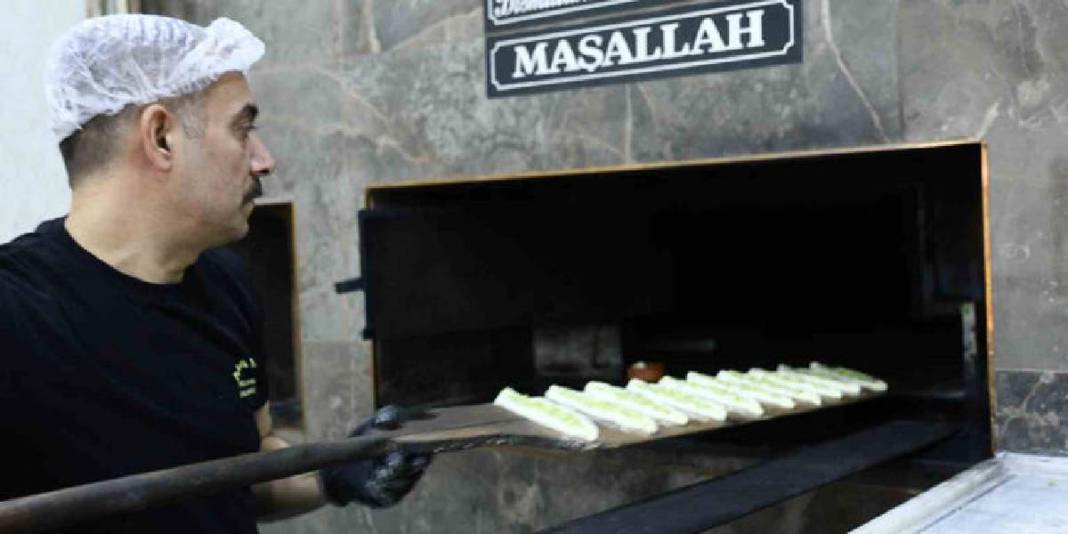 5-6 dakikada pişiyor, almak için sıra oluşuyor: ‘Fıstıklı börek’ yoğun ilgi görüyor 4